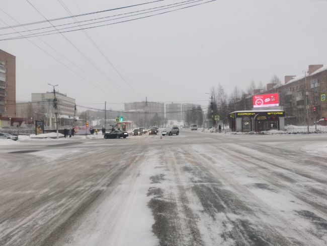 ДТП на перекресте проспектов Космонавтов и Ленина, пострадали 2 человека